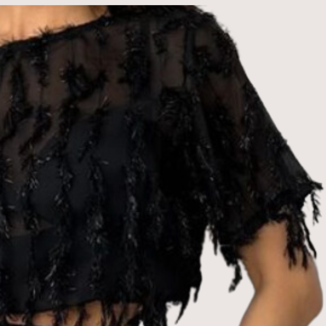 Une blouse à franges de couleur noire